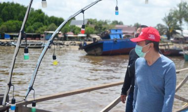 Gubernur Riau H Syamsuar mengunjungi lokasi wisata kuliner Kampung Nelayan di Kota Dumai.| Istimewa