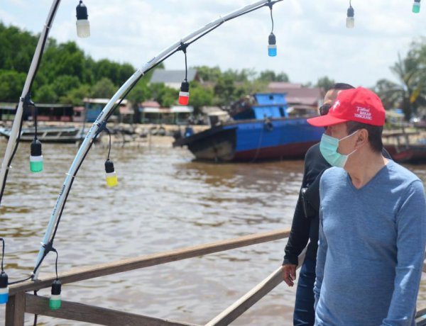 Gubernur Riau H Syamsuar mengunjungi lokasi wisata kuliner Kampung Nelayan di Kota Dumai.| Istimewa